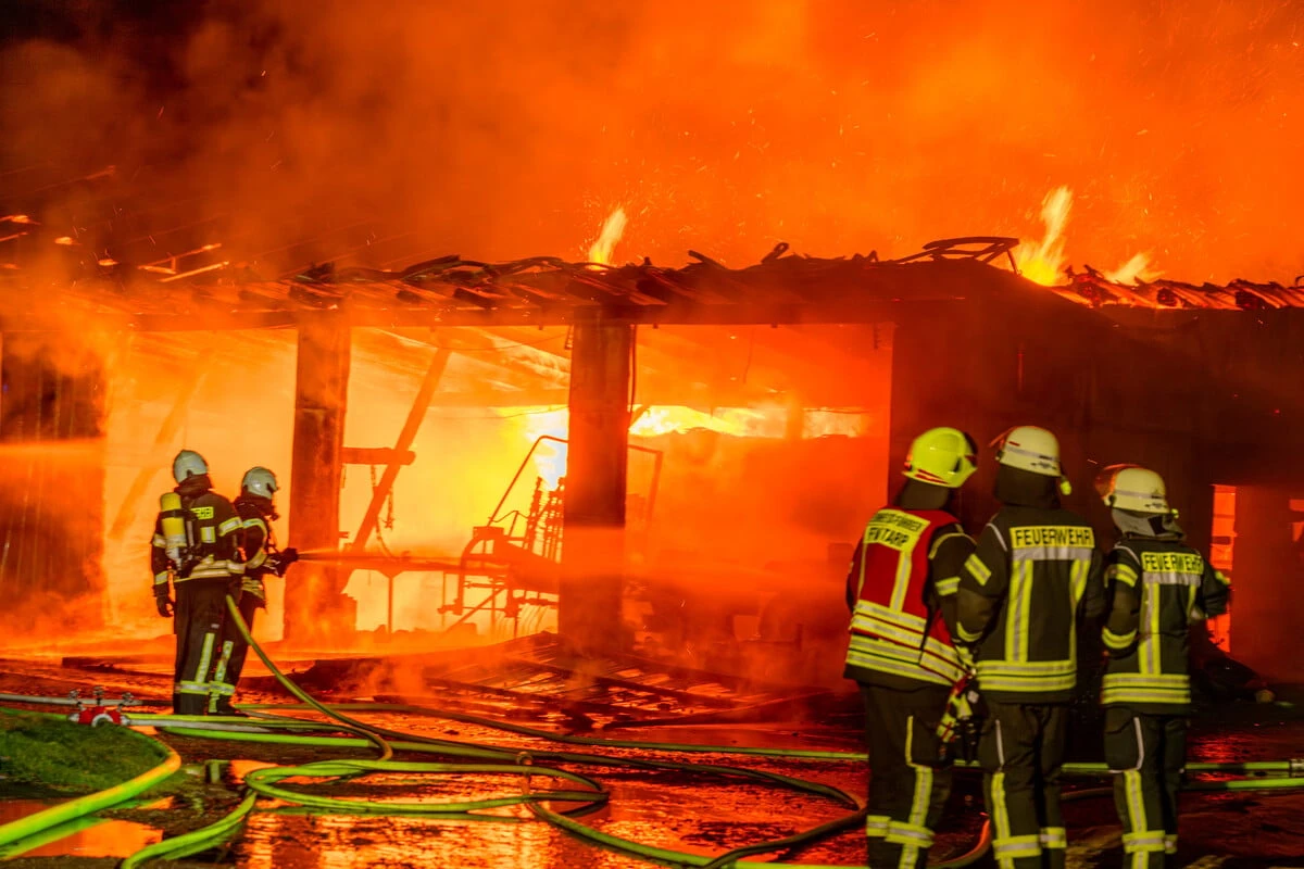 Lagerhalle auf Bauernhof in Vollbrand! Tiere medizinisch untersucht