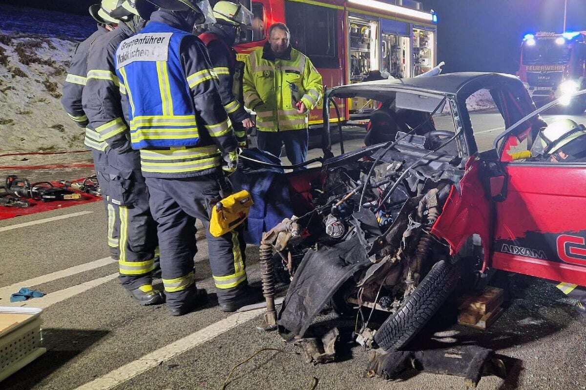 Frontalcrash: Verursacher schwer verletzt, Polizei sucht nach geflüchtetem Unfallopfer