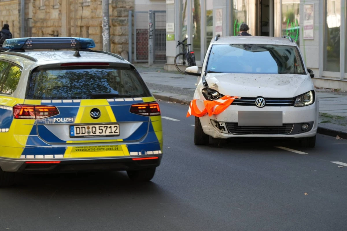 Seniorin übersieht Laster: 71-Jährige baut Unfall auf Leipzigs Kurt-Eisner-Straße