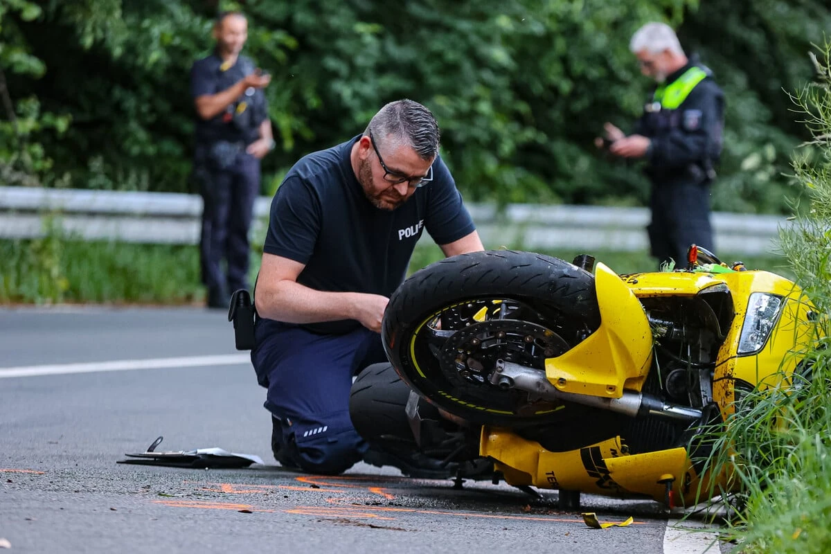 Heftiger Motorrad-Crash in Remscheid: Fahrerin lebensgefährlich verletzt