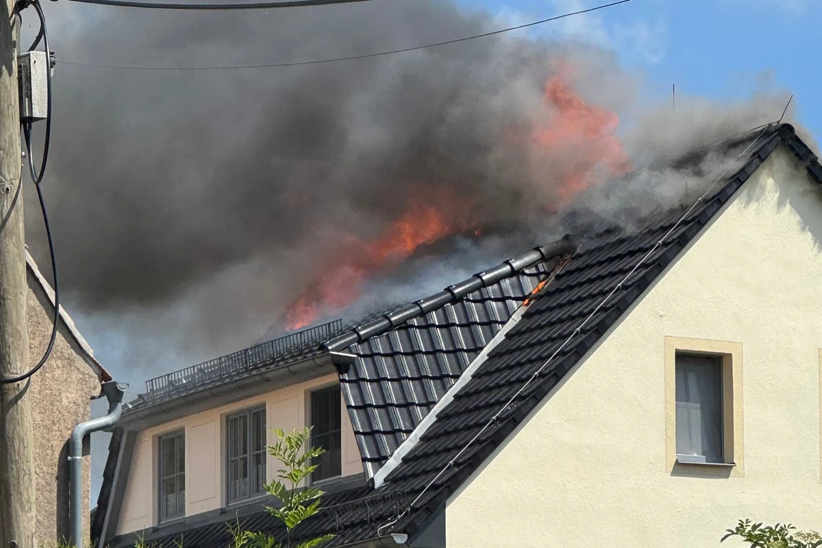 Solaranlage in Flammen: Dachstuhl stürzt ein