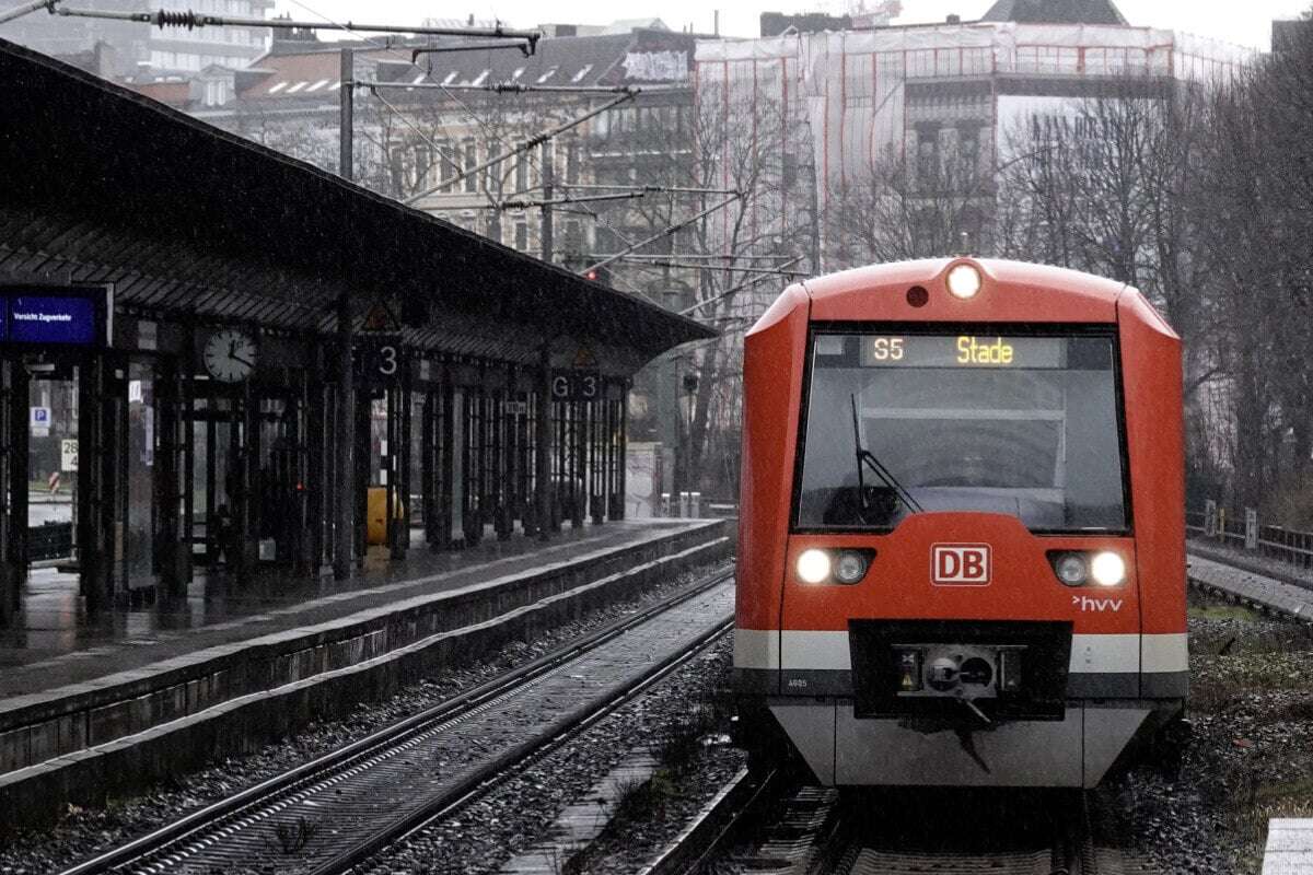 Mann torkelt über Bahnsteig und wird von S-Bahn angefahren