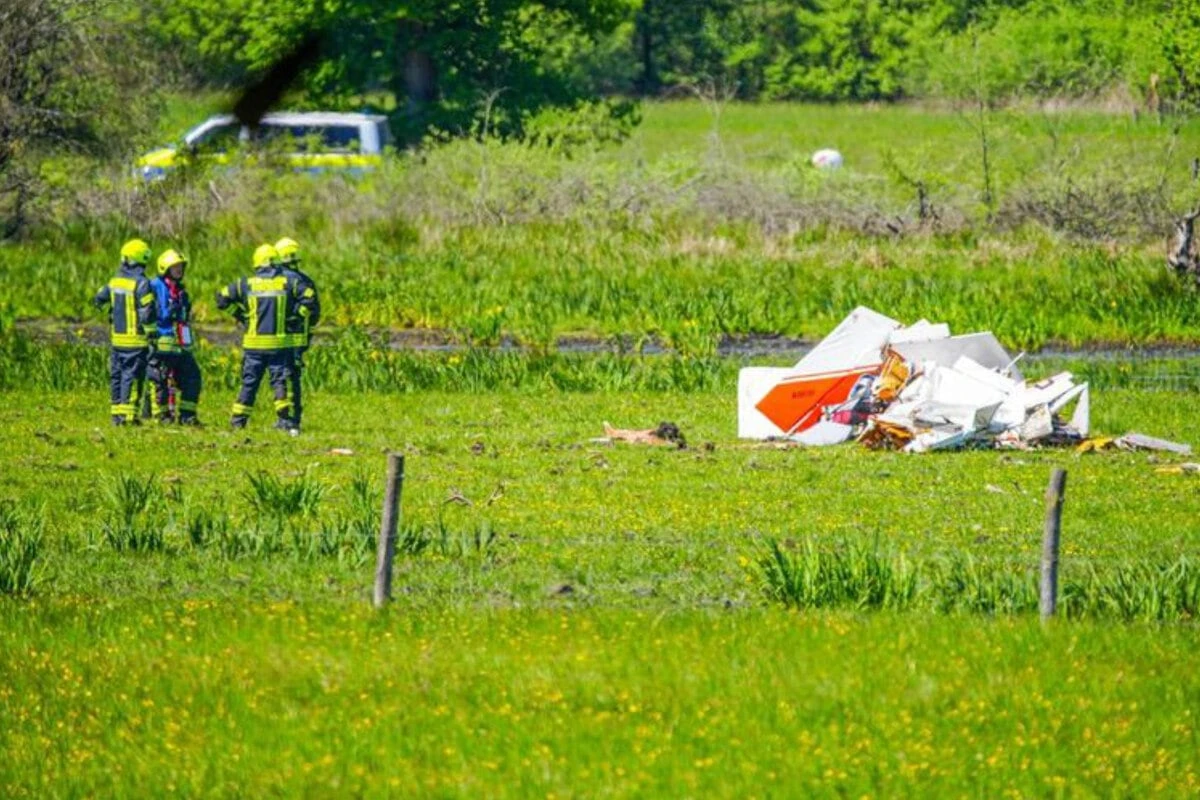 Leichtflugzeuge kollidieren in der Luft: Pilot entdeckt Trümmerteile auf Wiese