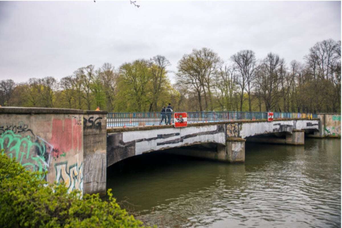 Gruppe auf Sachsenbrücke mit Schlagstock und Messer bedroht: Kripo ermittelt