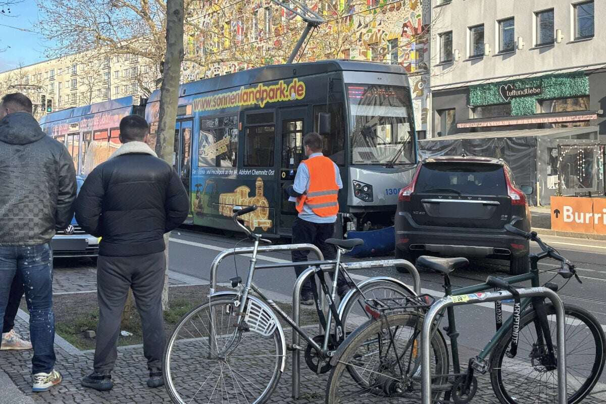 Crash zwischen Volvo und Tram: Karli nach Unfall gesperrt