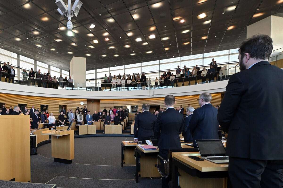 Landtag erinnert mit Schweigeminute an verstorbenen Ex-MP