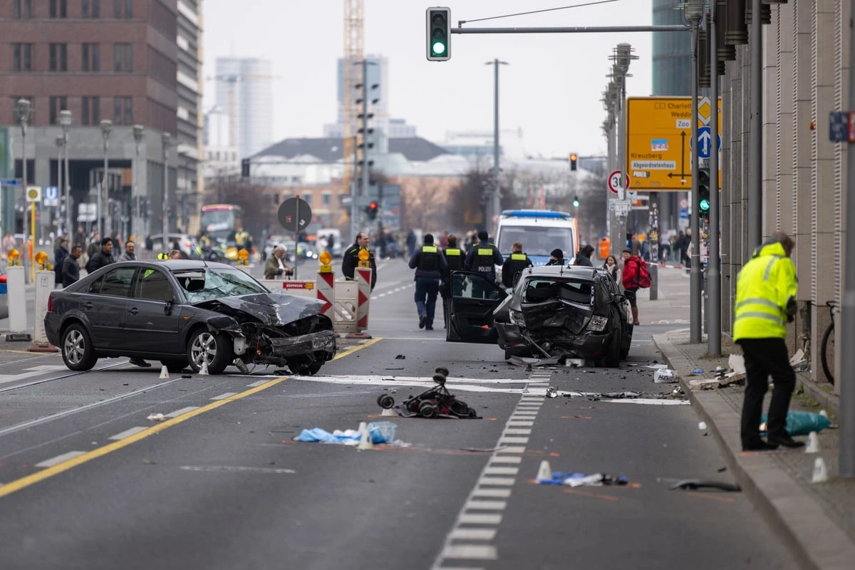 Mutter und Kind bei Horror-Unfall in Berlin-Mitte getötet: Prozess gegen 84-Jährigen beginnt