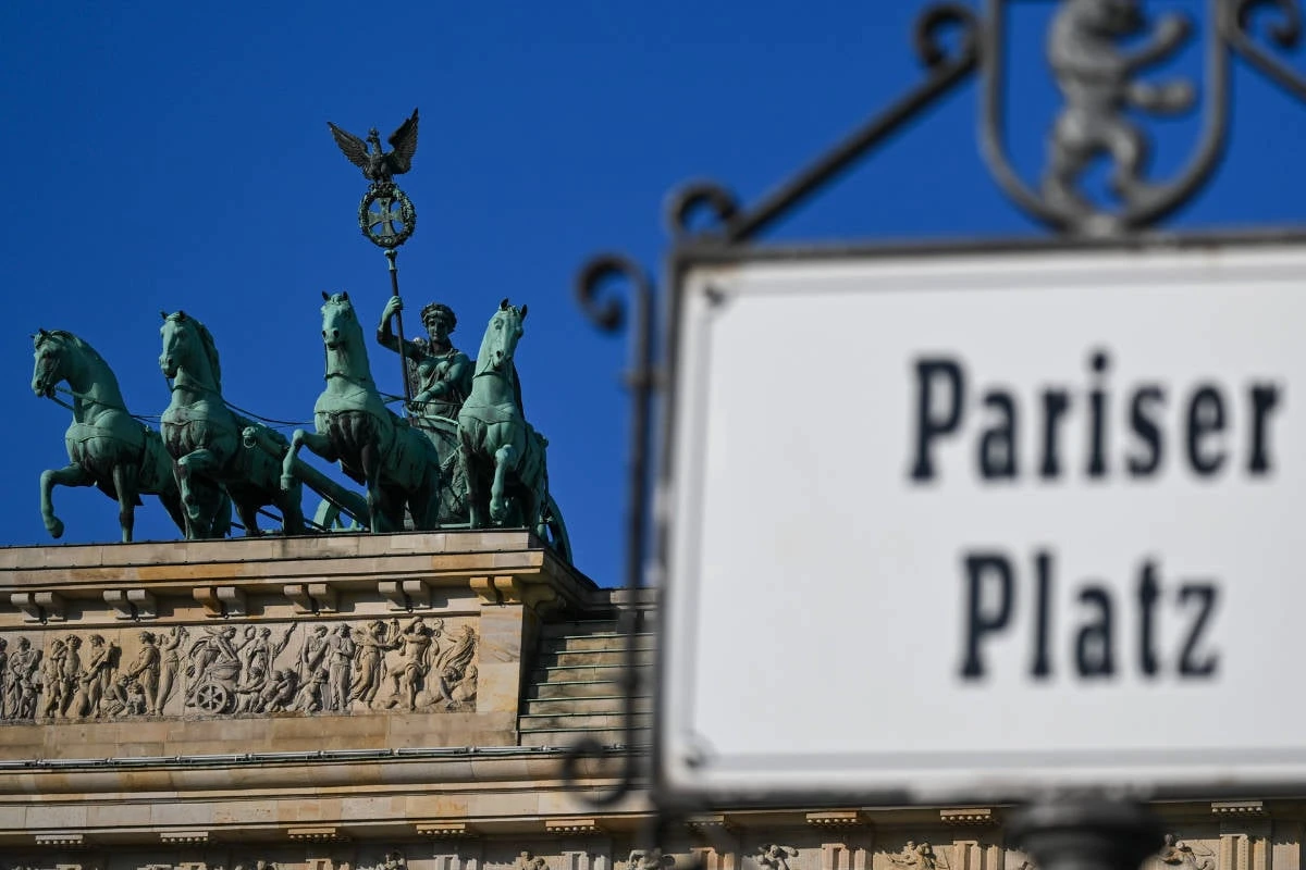 Bombenalarm am Brandenburger Tor: Polizei räumt Pariser Platz