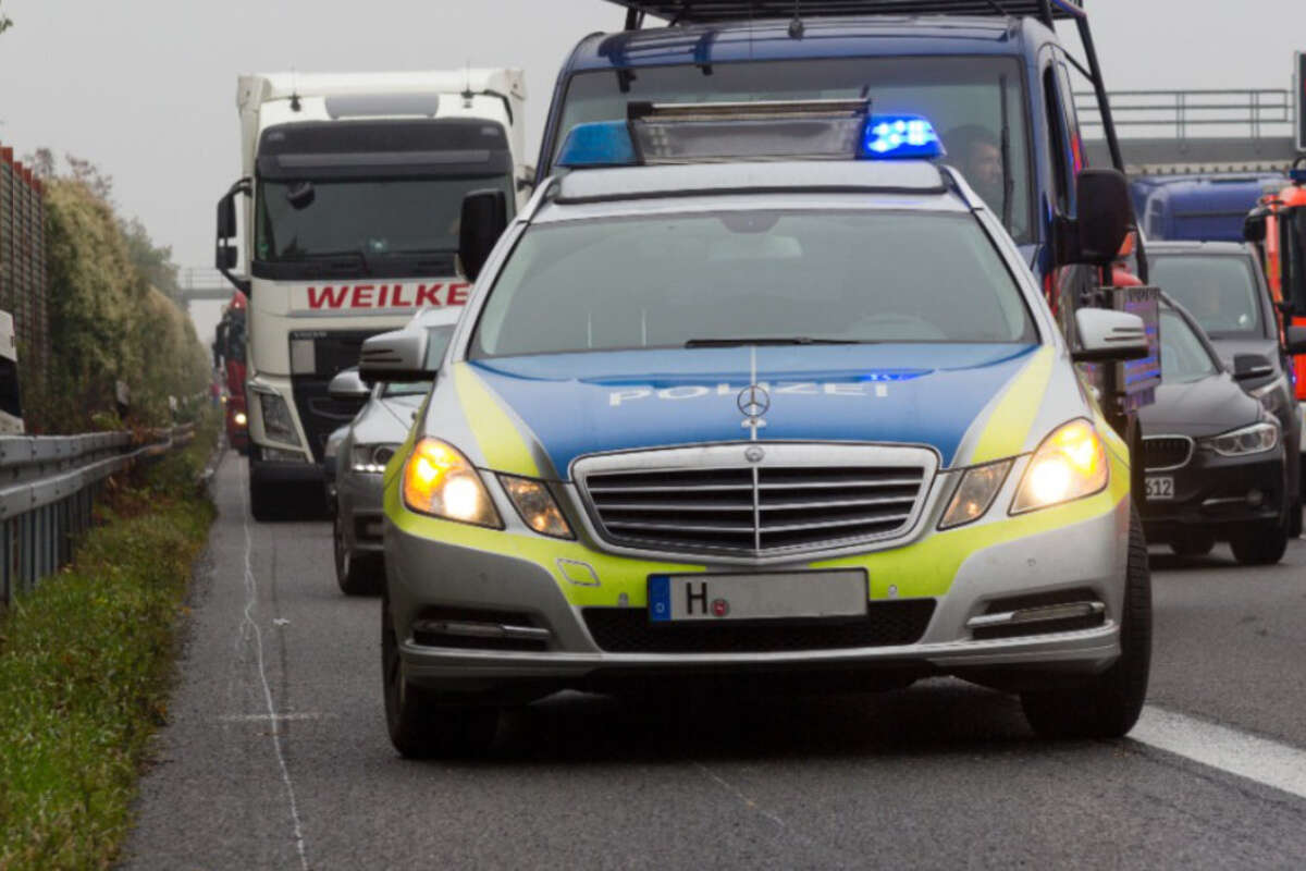 Wilde Verfolgungsjagd: Flucht vor der Polizei endet in großem Crash!