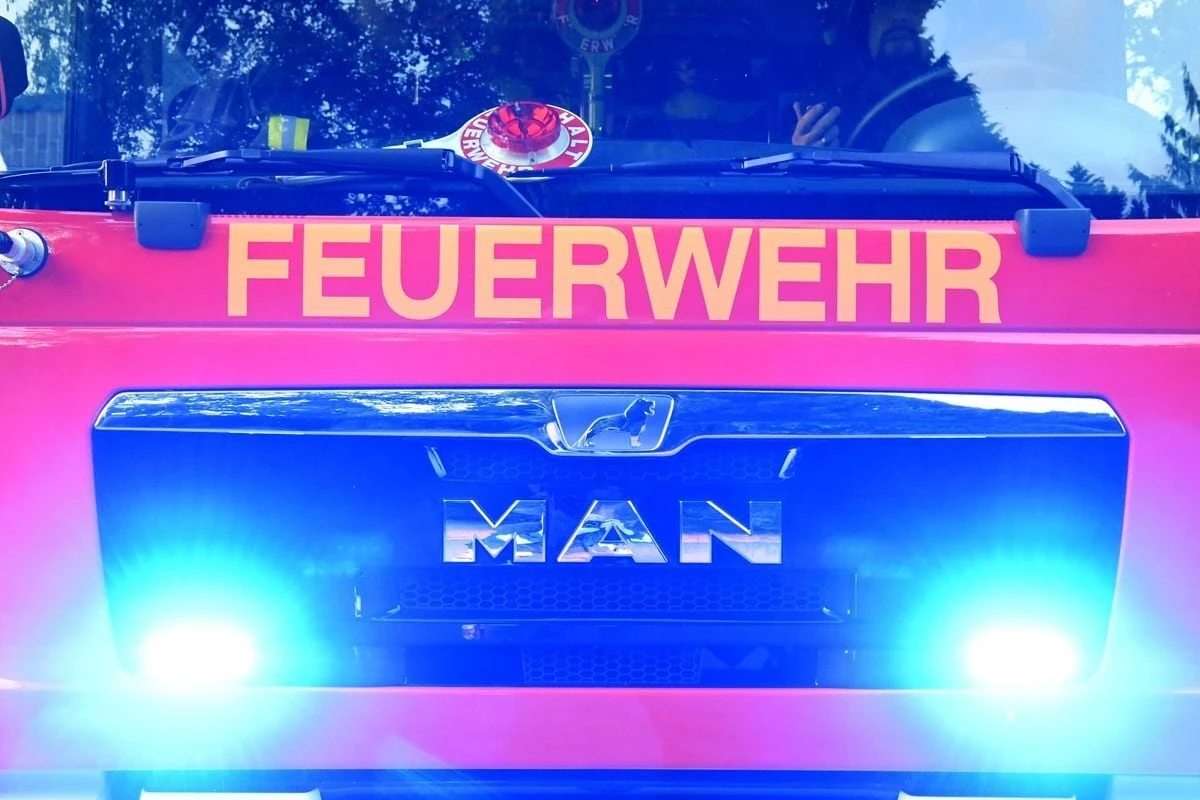 Wohnung steht in Flammen: Eigentümer greift Feuerwehrmann an