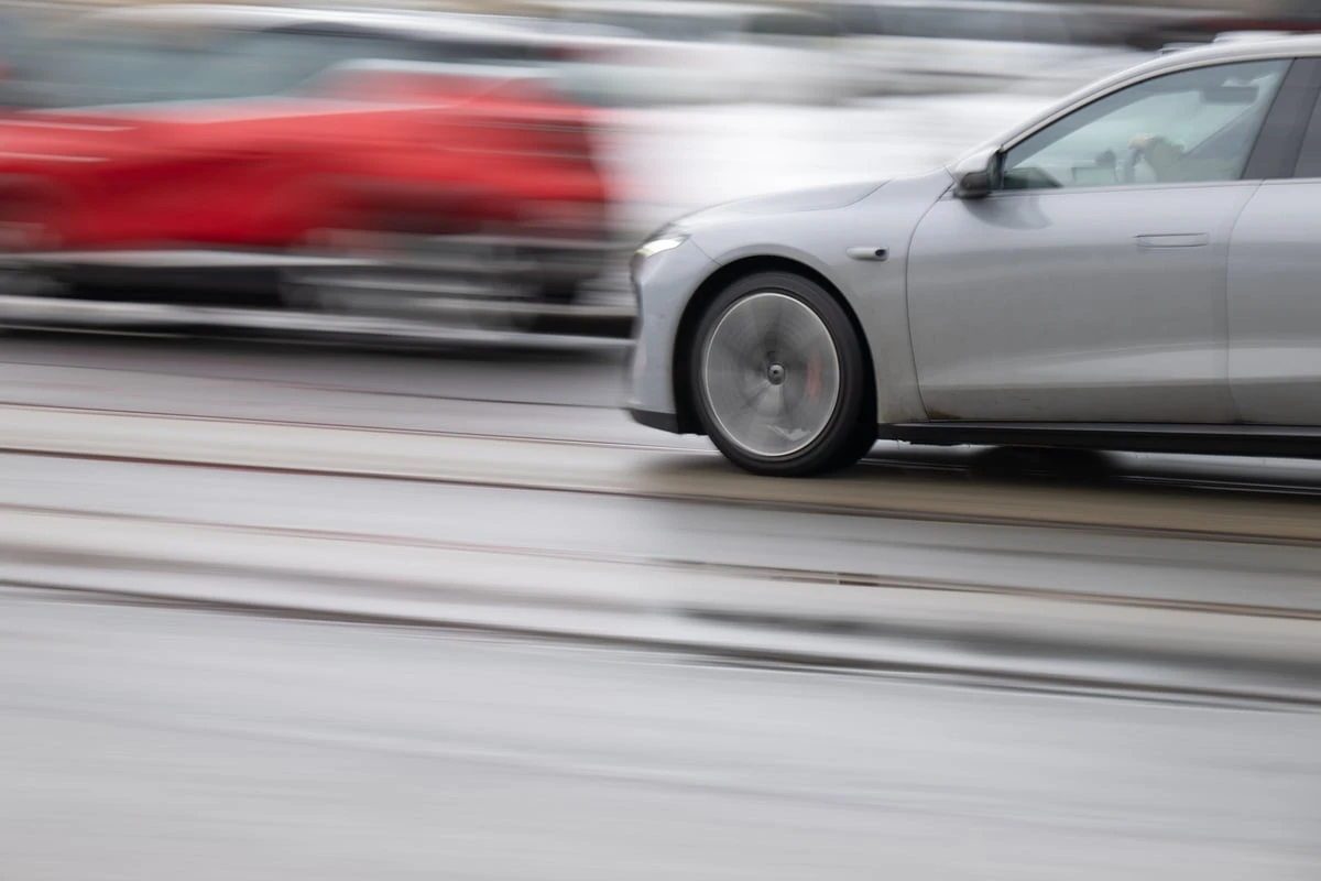 Illegales Rennen: Fußgänger wird von Auto erfasst und gegen Baum geschleudert