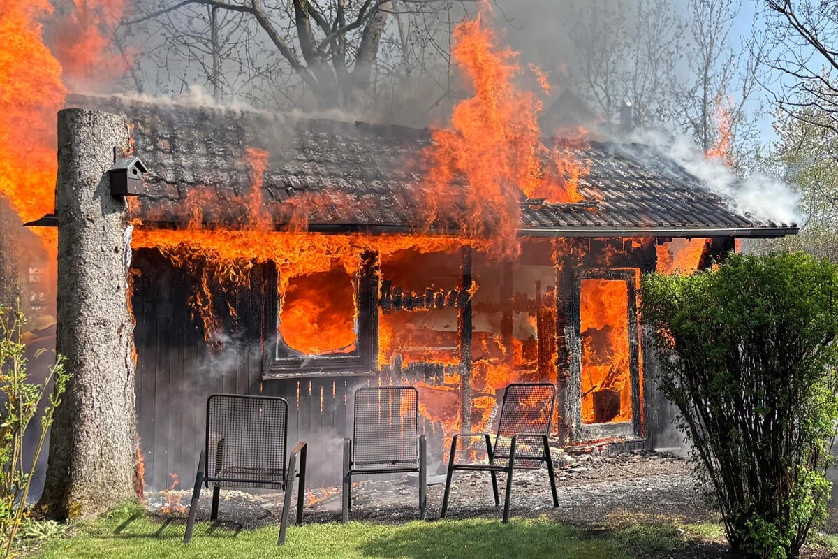 Gartenhaus in München-Feldmoching geht in Flammen auf