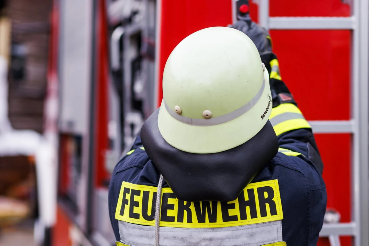 Betreten verboten: Wohnung in Cracau brennt lichterloh
