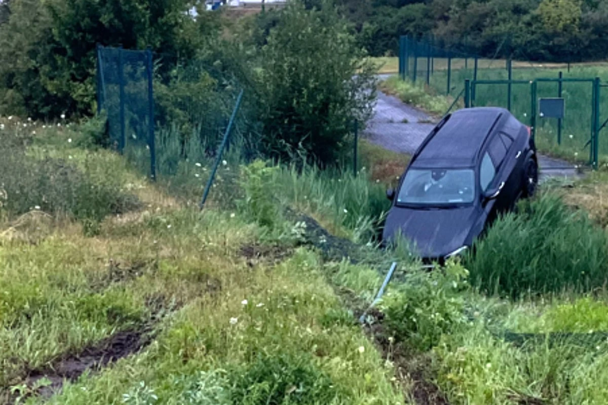 Aquaplaning auf der A2: Fünfköpfige Familie landet mit Auto in Regenauffangbecken