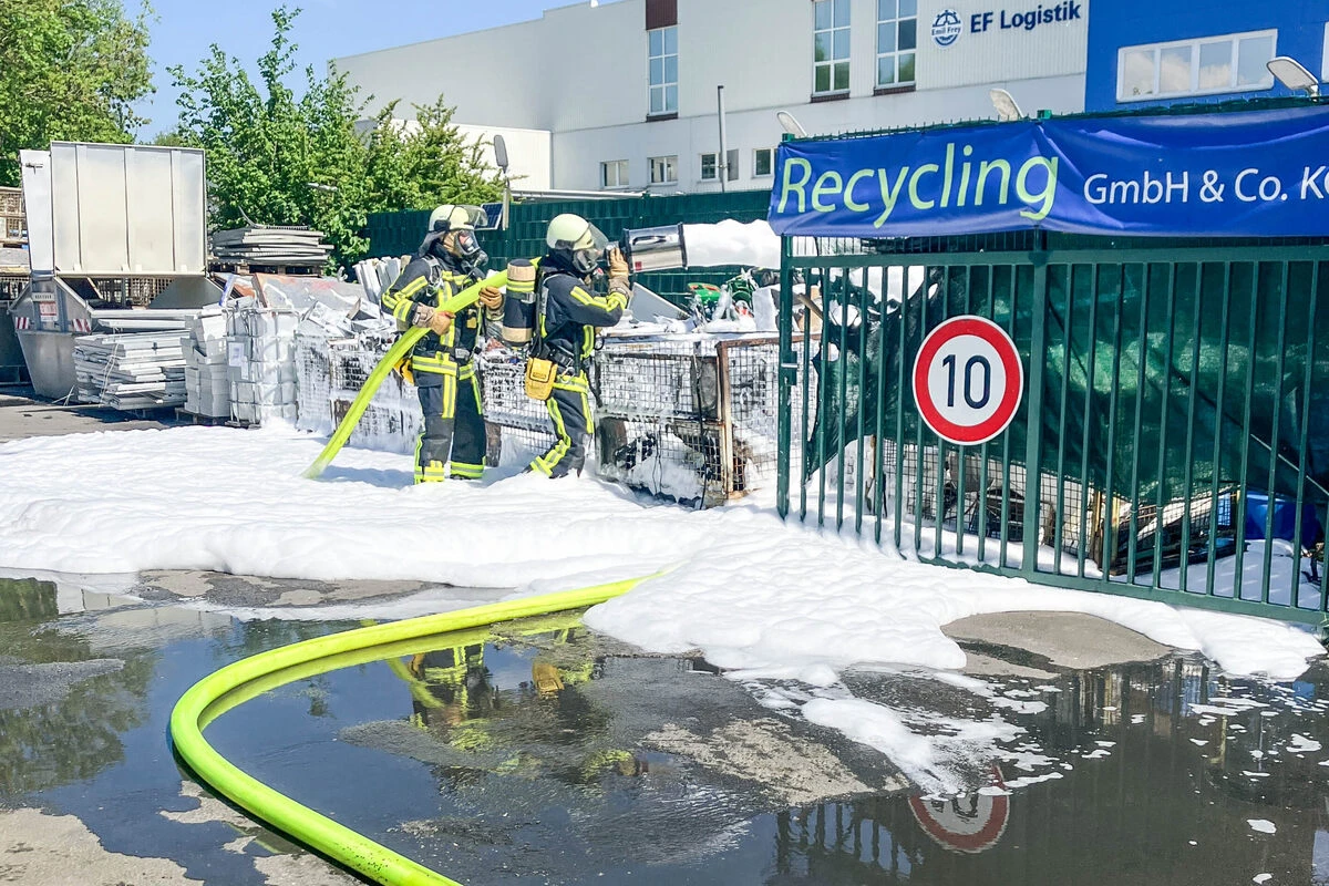 Brand in Recycling-Anlage: Metall-Gitterboxen fangen Feuer