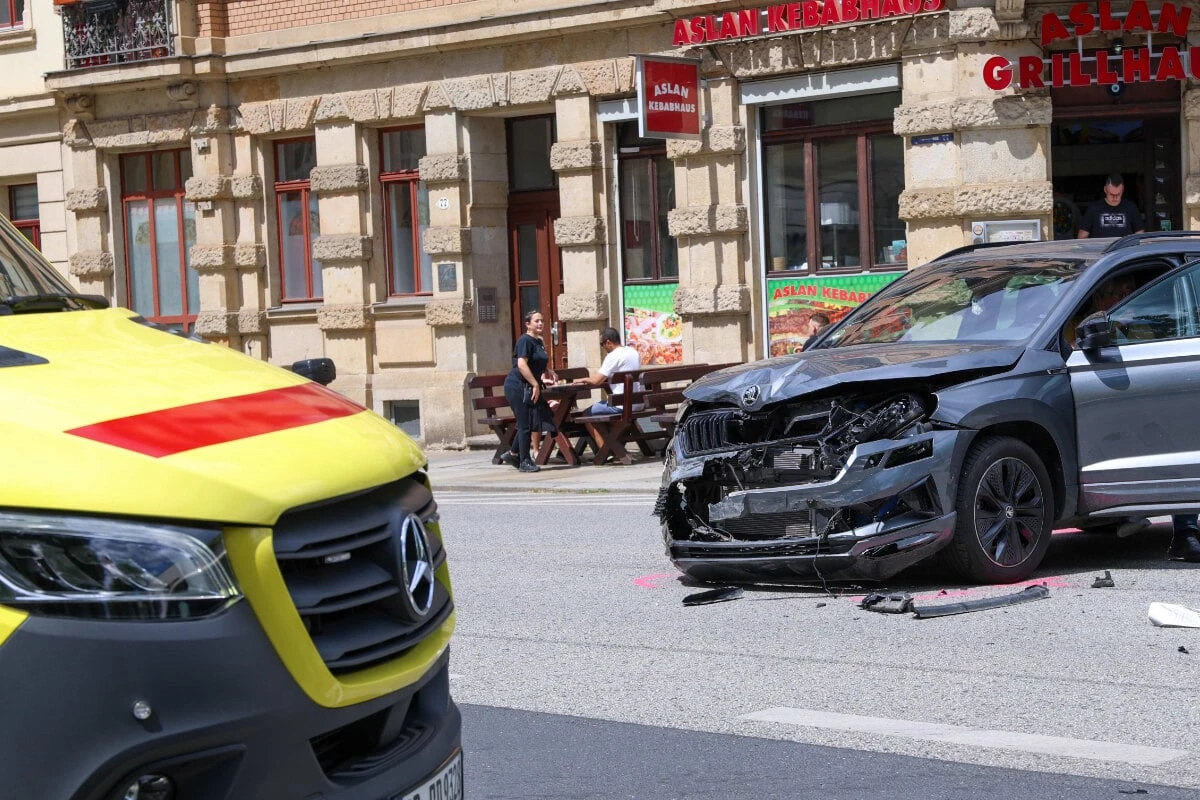 Vorfahrt genommen, Skoda und Ford krachen zusammen: Ein Verletzter nach Unfall
