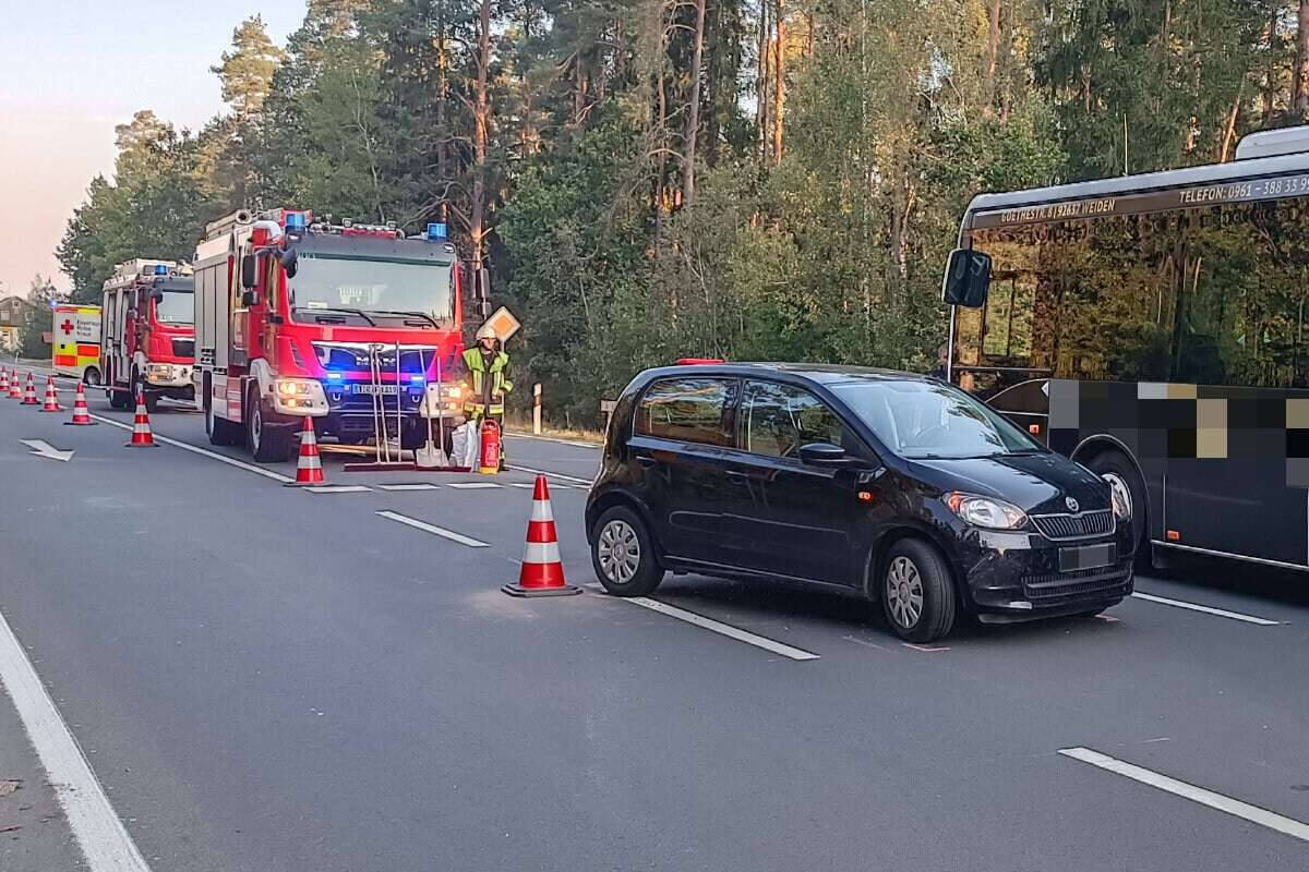 Auto kracht in Schulbus: Mehrere Personen verletzt, darunter auch Schüler