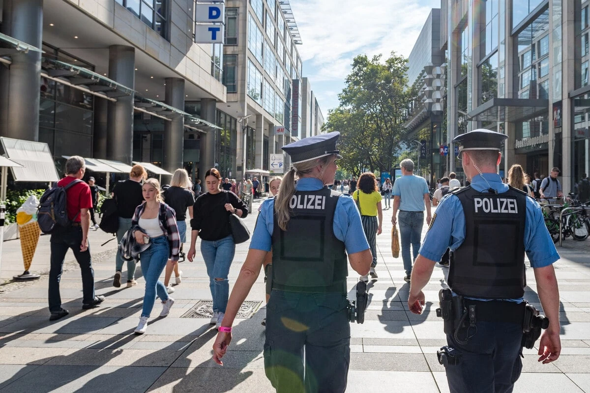 Drogenfunde und Fahrraddiebe: Beamte bei Einsatz auf der Prager Straße gefordert