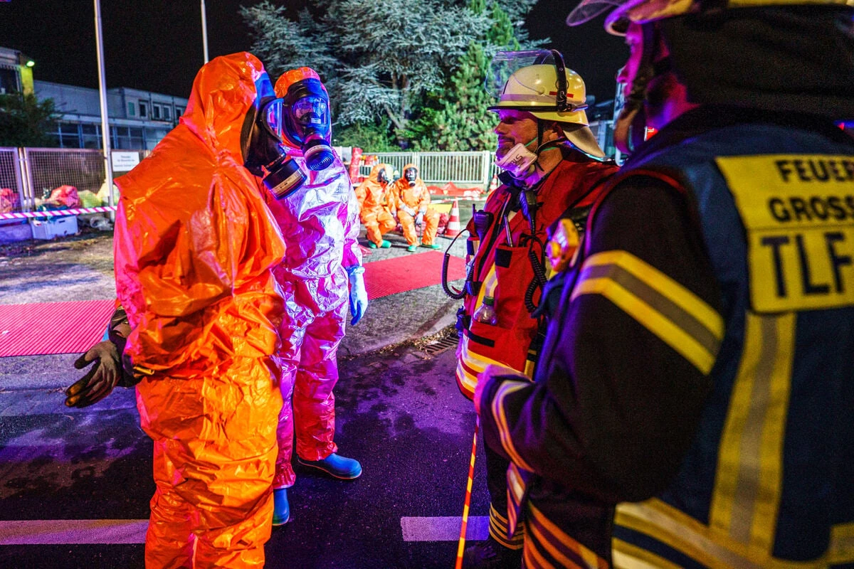 Feuerwehraufmarsch in Düsseldorf: Unklarer Stoff sorgt für Aufregung