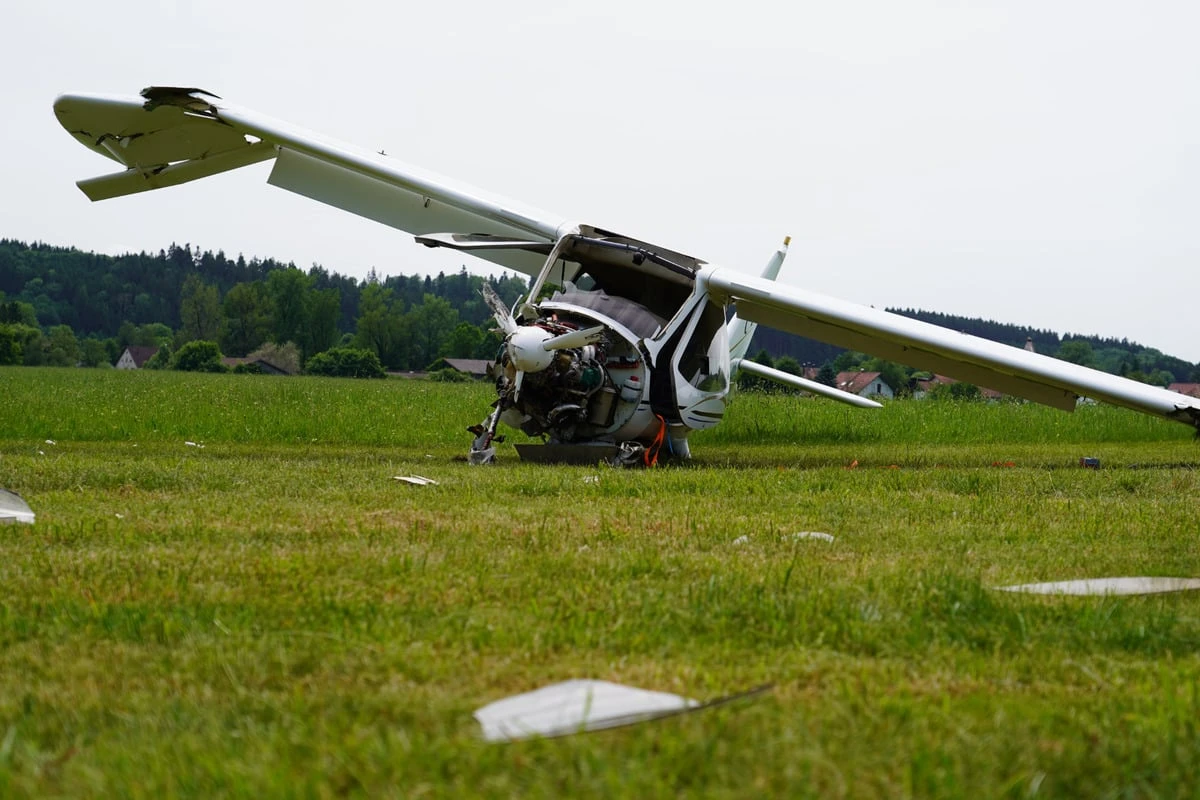 Ultraleichtflugzeug stürzt auf Wiese: Pilot und Copilotin schwer verletzt