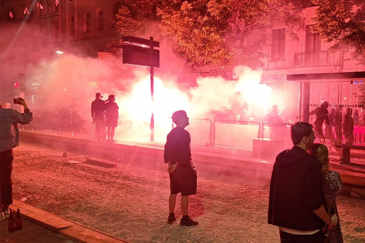 Spontandemo auf der Karli: Maja-Unterstützer zünden Pyro und werfen Scheiben ein