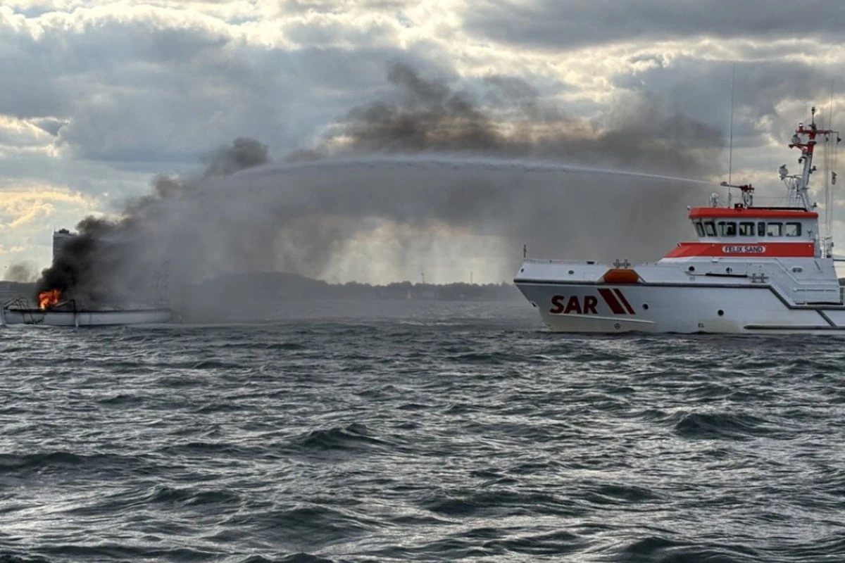 Flammen-Inferno auf der Ostsee: Jacht brennt lichterloh, Skipper verletzt