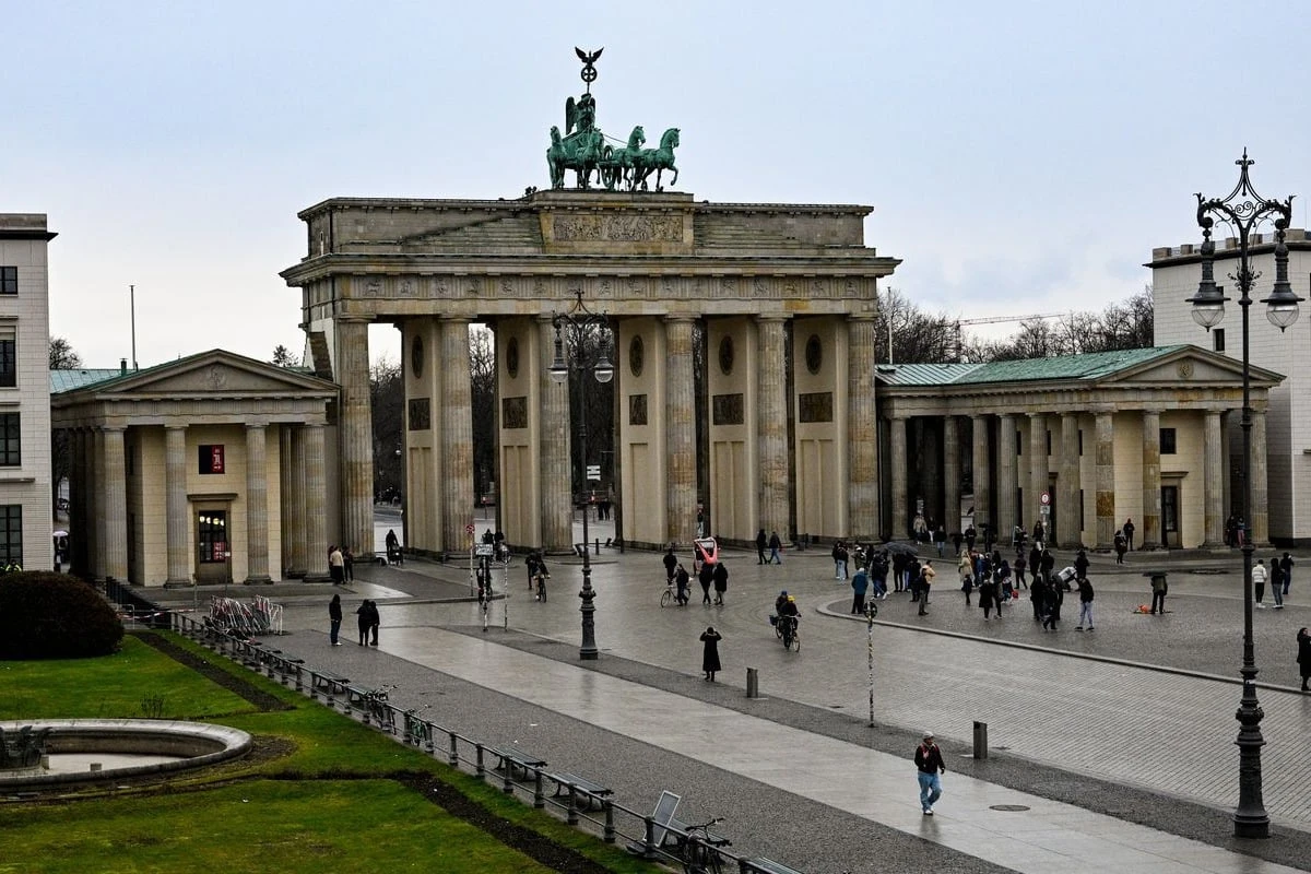 Tausende Teilnehmer marschieren für Frieden vom Brandenburger Tor durch Berlin