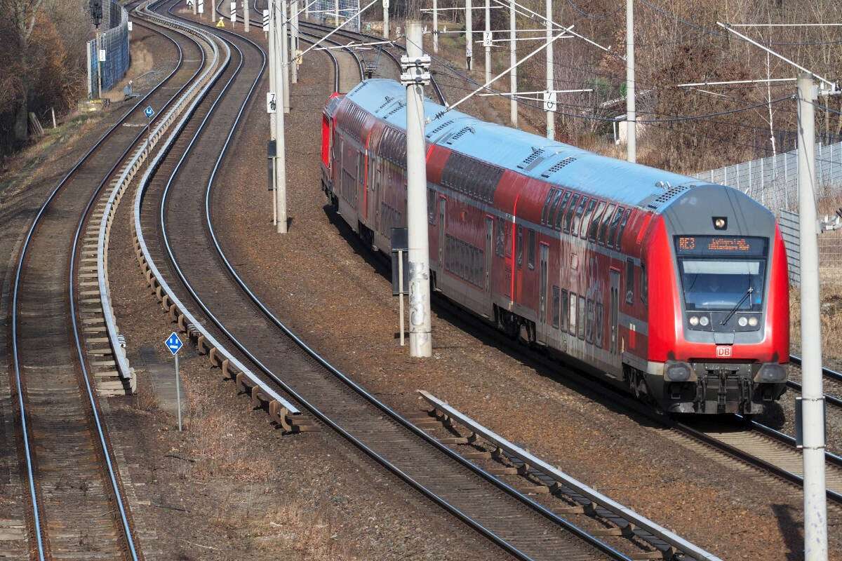 Betonplatten auf Gleise gelegt: Bahn sperrt Streckenabschnitt