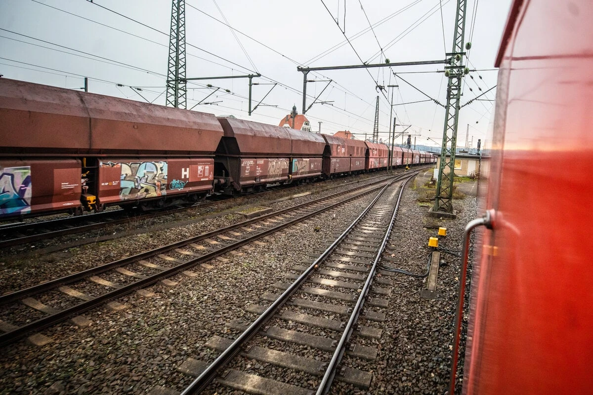 Betonplatten auf Schienen gelegt: Güterzug kann nicht rechtzeitig bremsen