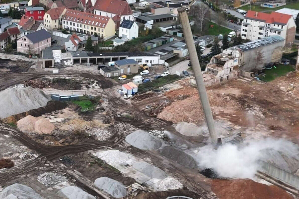 Lauter Knall in Nordsachsen: Hier fällt ein 42 Meter hoher Schornstein