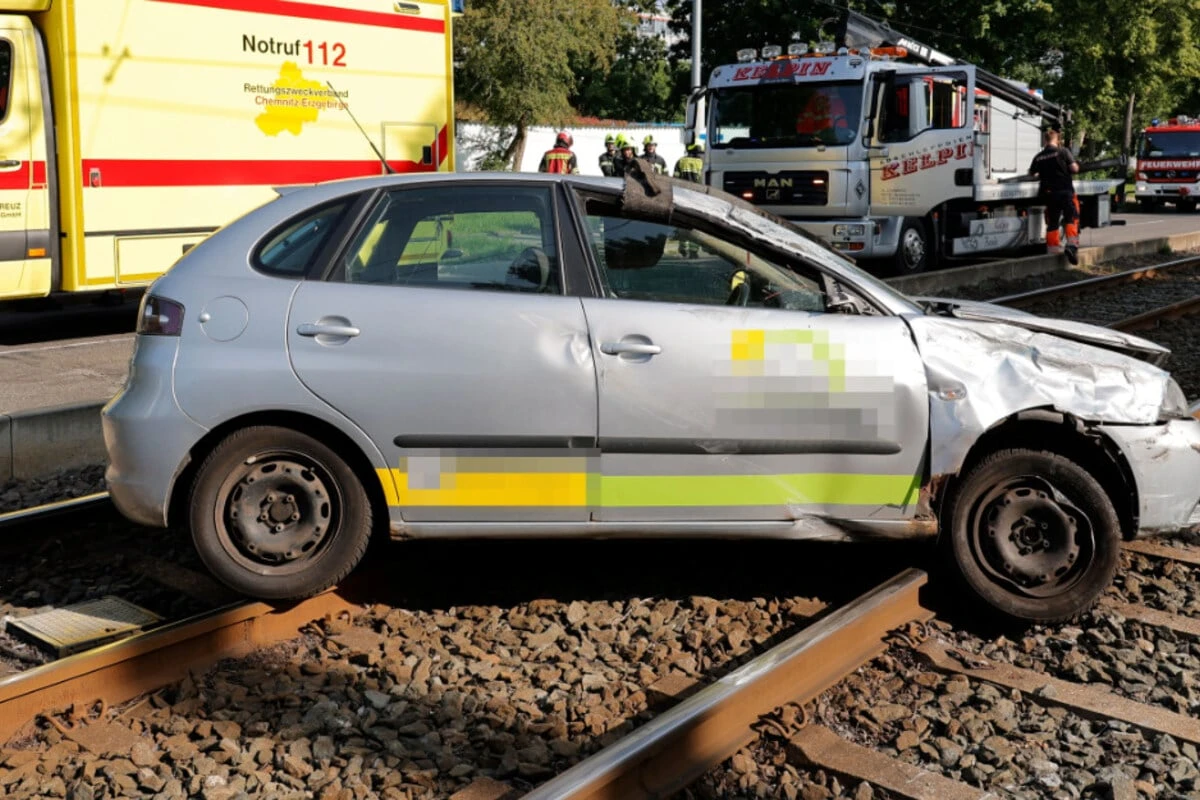 Vorfahrts-Crash in Chemnitz: Seat landet auf Straßenbahnschienen