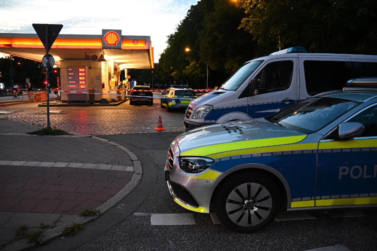 Großeinsatz! Dienstwaffe aus Streifenwagen geklaut?