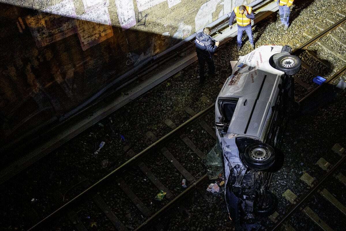 Mit drei Personen besetzter VW Caddy stürzt von Brücke metertief auf Bahngleise