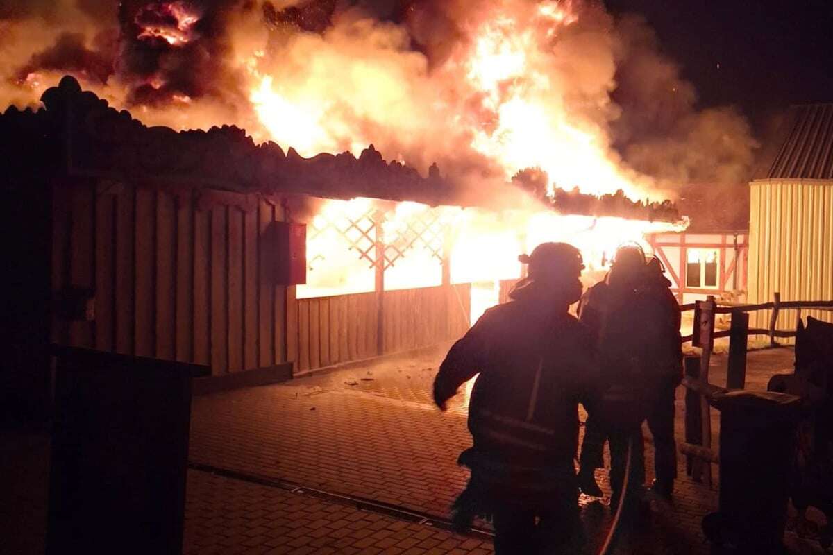 Kurz vor Saisonstart: Feuer wütet in Freizeitpark in Bayern