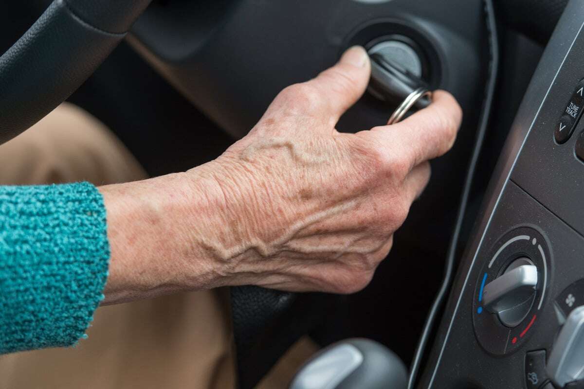 Oma (75) sitzt besoffen hinterm Steuer - und nimmt mehrere Autos mit!