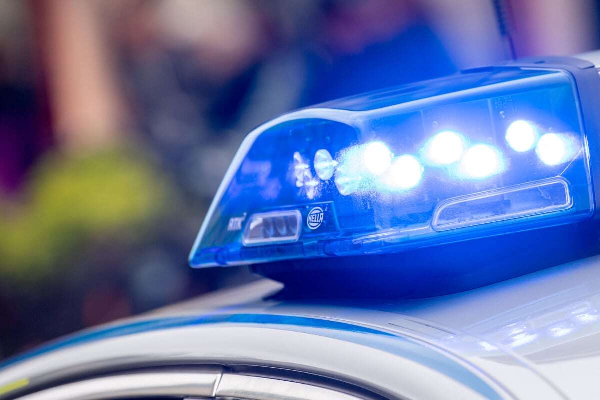 Teenager sollen Mädchen (13) missbraucht haben: Polizei durchsucht Wohnung