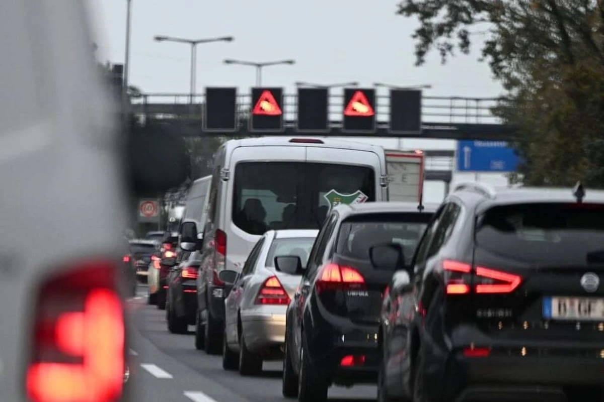 Fahrbahn komplett dicht: A8 nach Unfall zwischen Adelzhausen und Dasing gesperrt