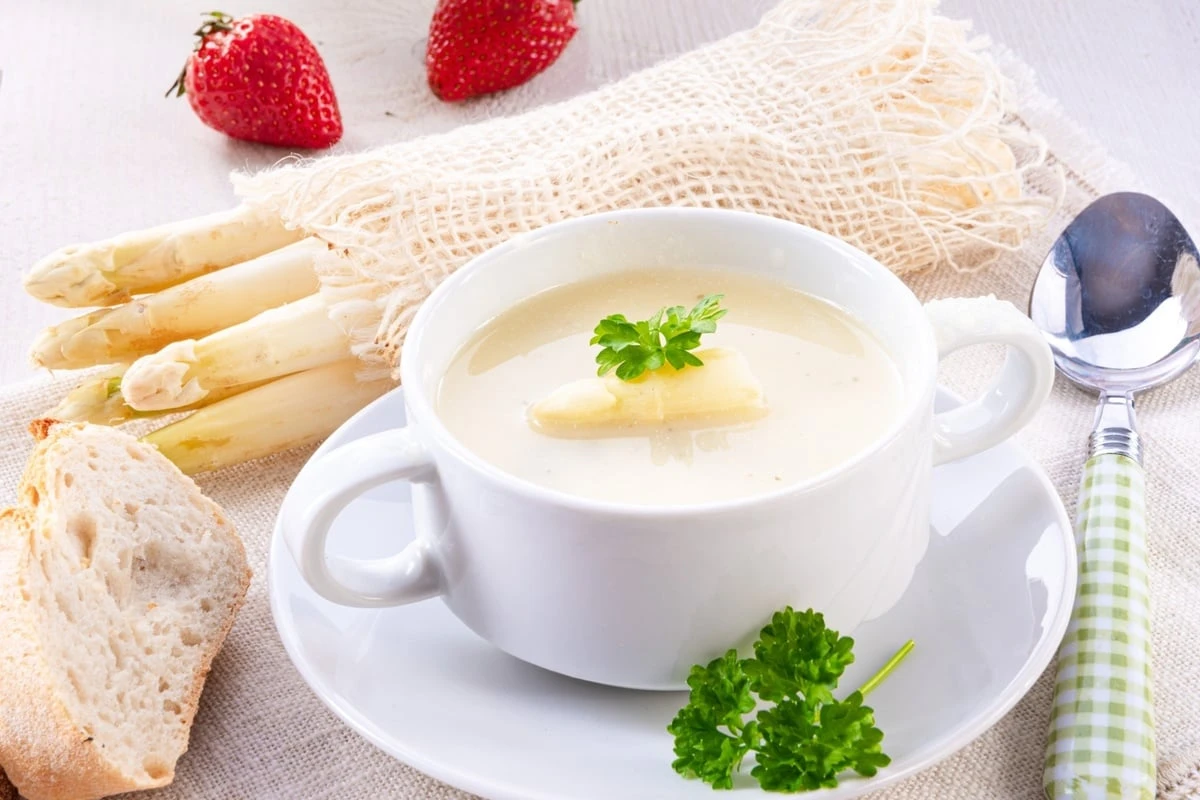 Spargelcremesuppe: Dieses Rezept funktioniert sogar mit Spargelschalen oder Spargel aus dem Glas
