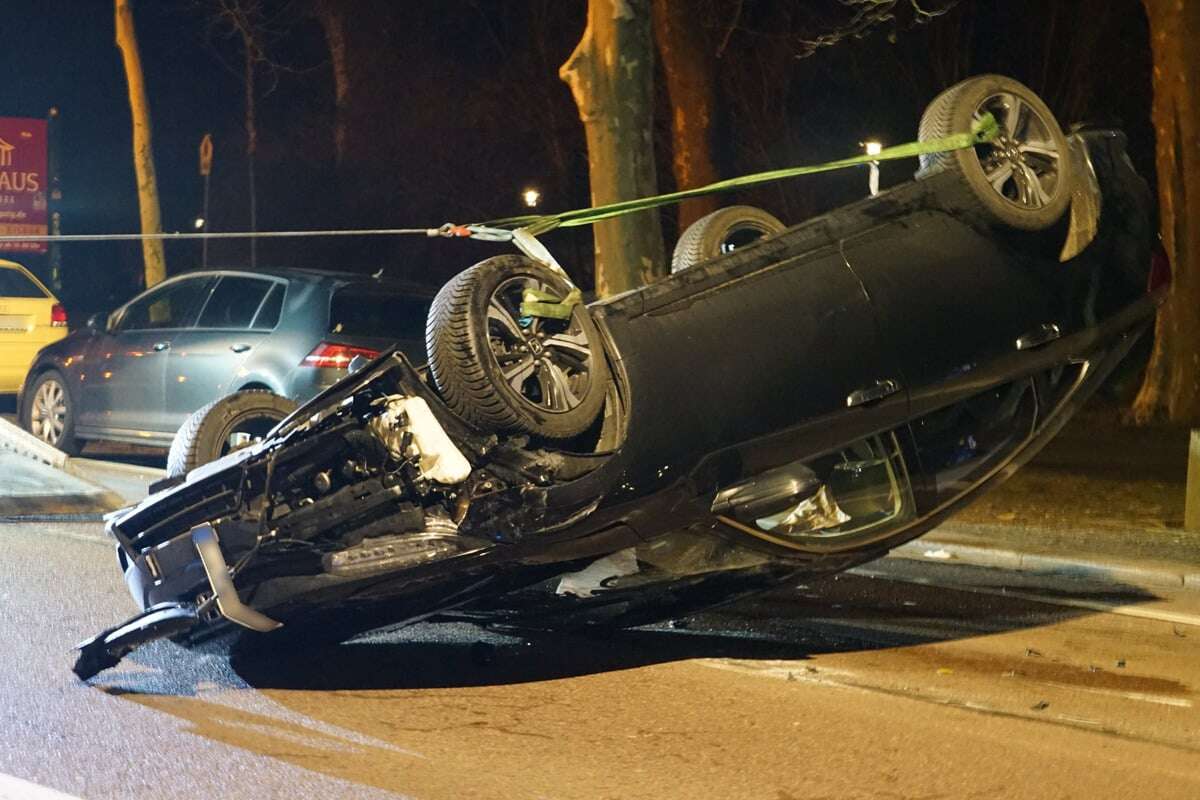 Skurriler Unfall in Leipzig: Honda touchiert parkendes Auto - und überschlägt sich