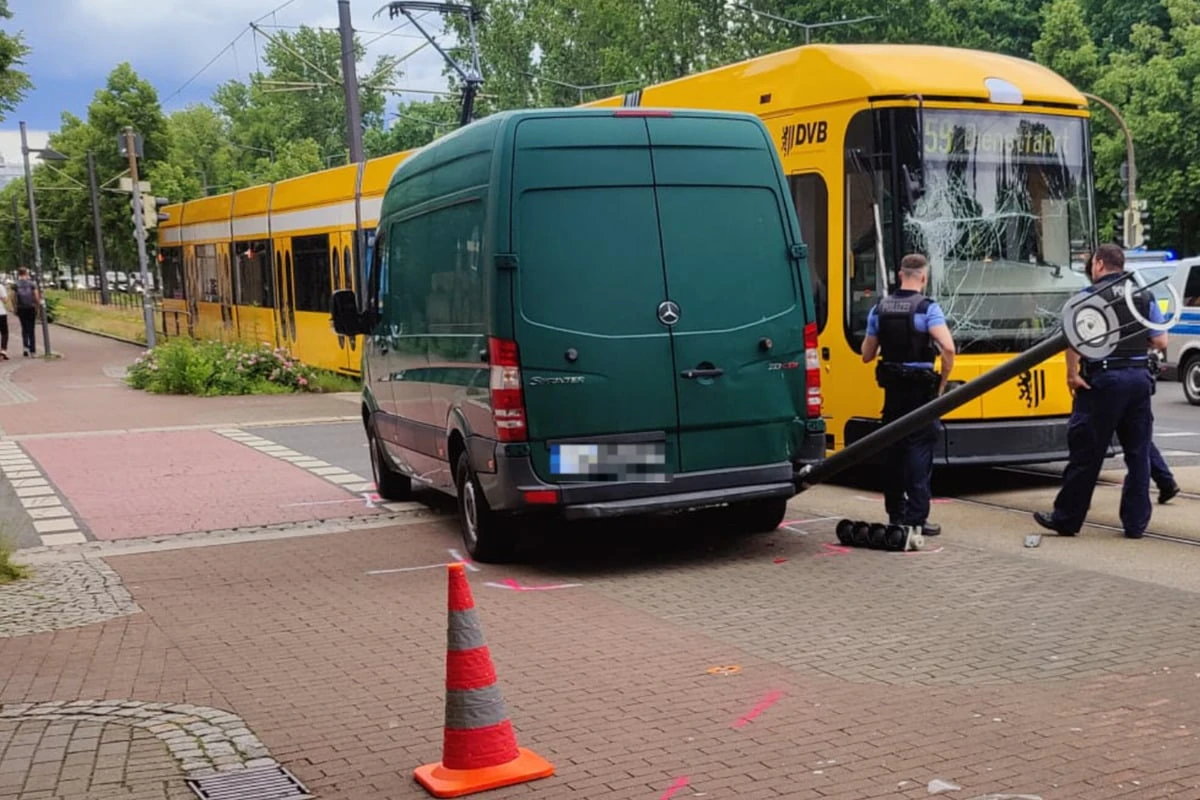 Auto und Bahn in Südvorstadt kollidiert - DVB-Linien nach Unfall umgeleitet