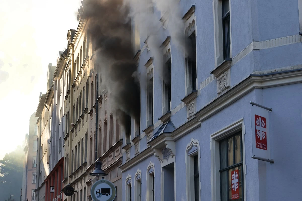 Verheerendes Feuer in Chemnitzer Wohnung: War es Brandstiftung?