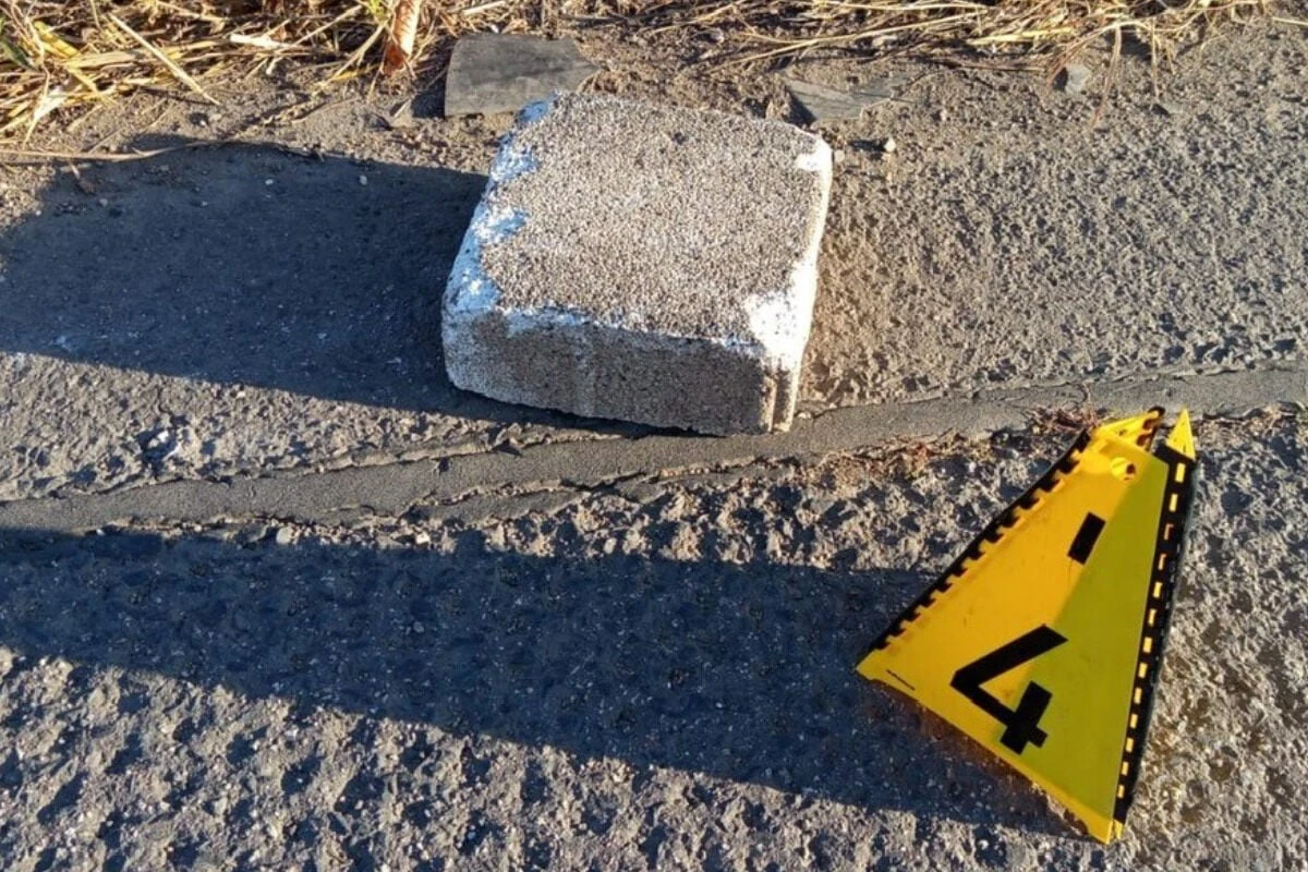 Wurf-Attacke von Brücke: Riesen-Steine schrotten fahrenden Lkw