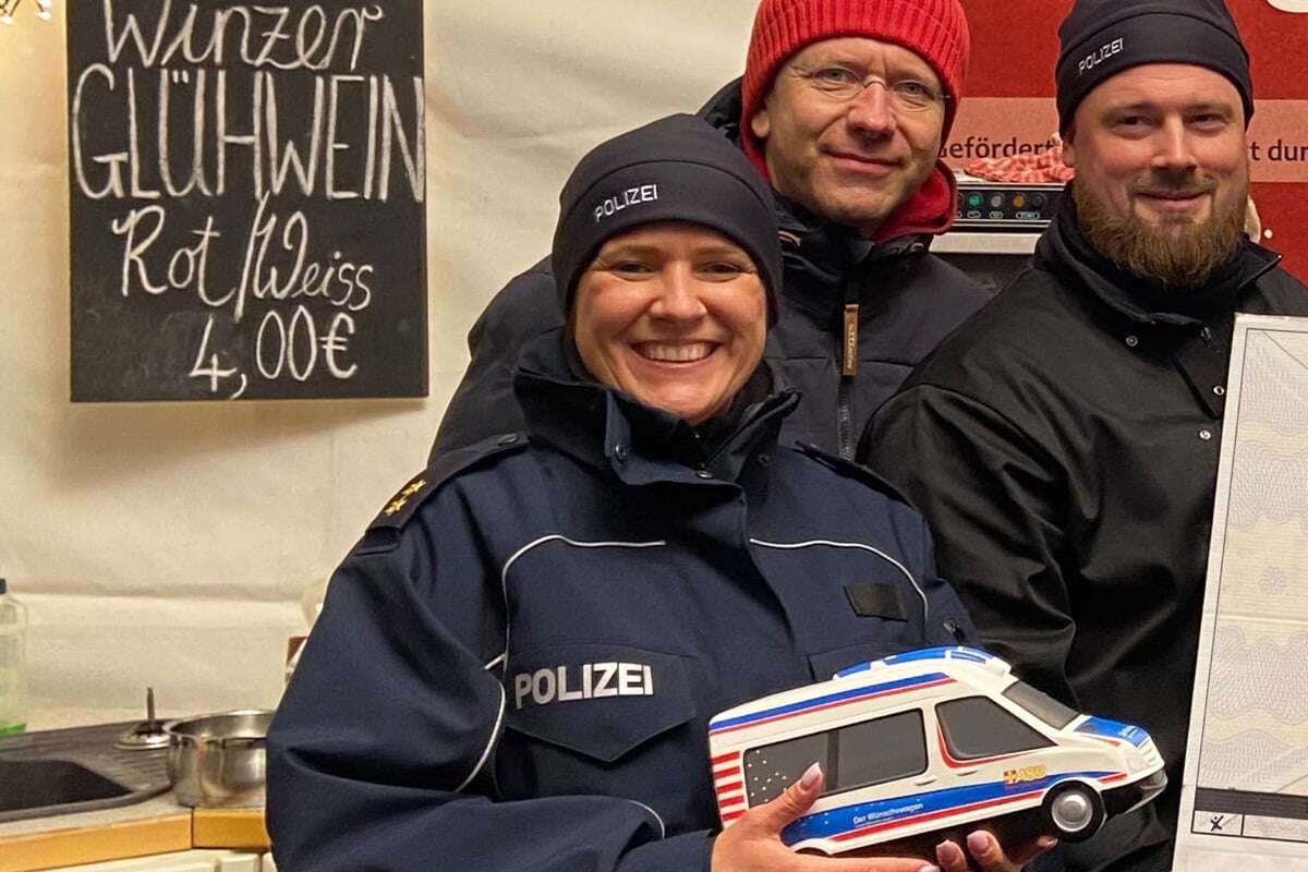 Für den guten Zweck: Diese Summe konnten Polizisten dem Wünschewagen erkochen