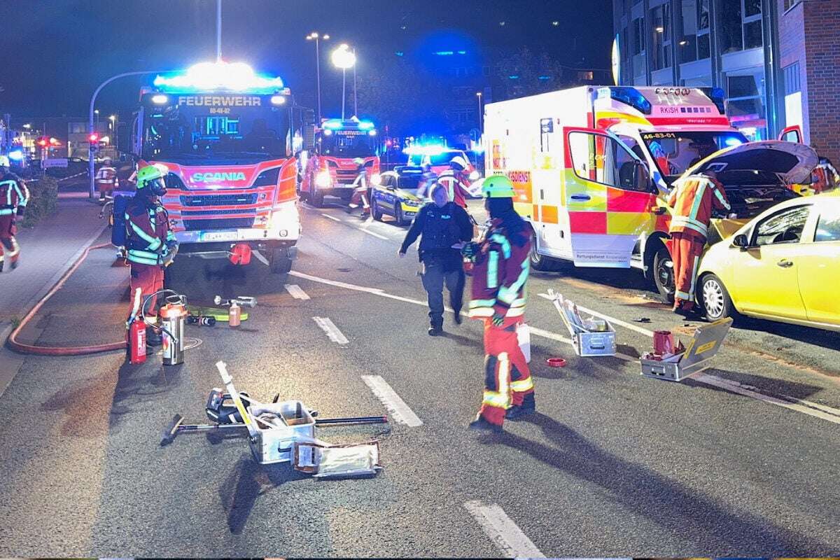 Sechs Menschen bei Unfall teils schwer verletzt, Gaffer behindern Rettungseinsatz