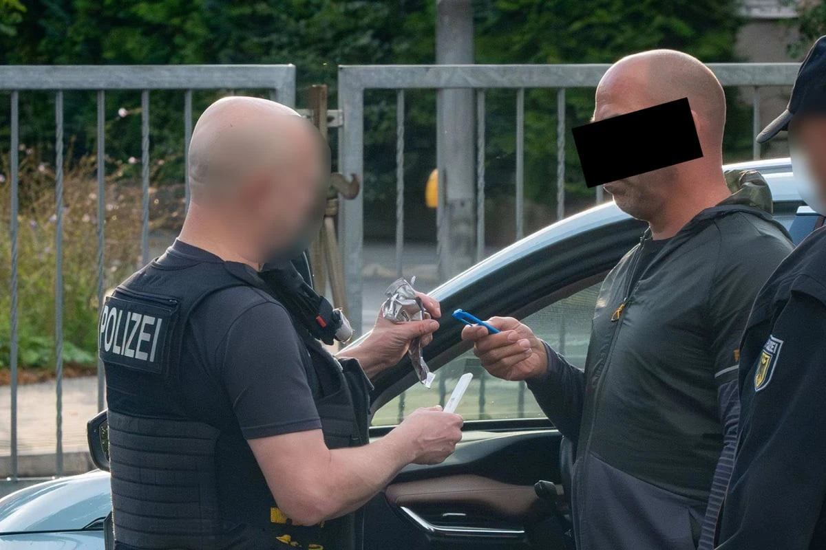 Skoda-Fahrer hat's an Grenze eilig und rast Polizei davon