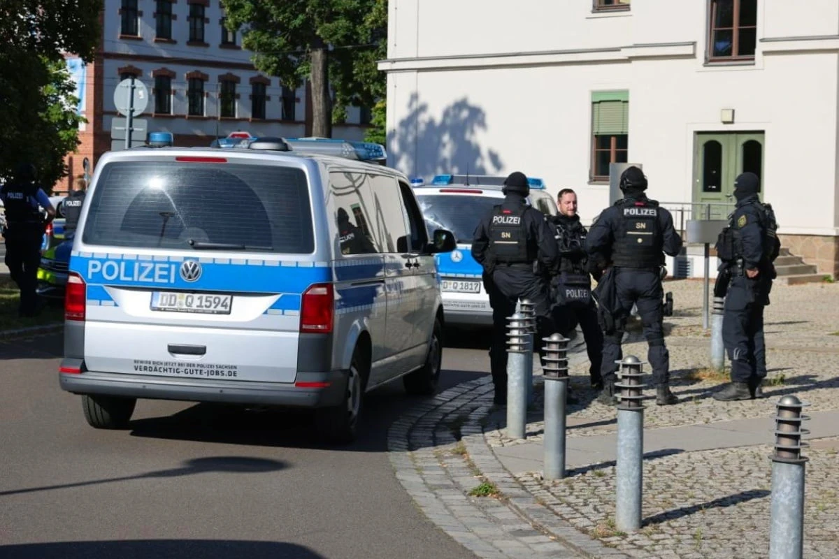 Schwer bewaffnete Polizisten am Arbeitsamt in Leipzig: Was ist da los?
