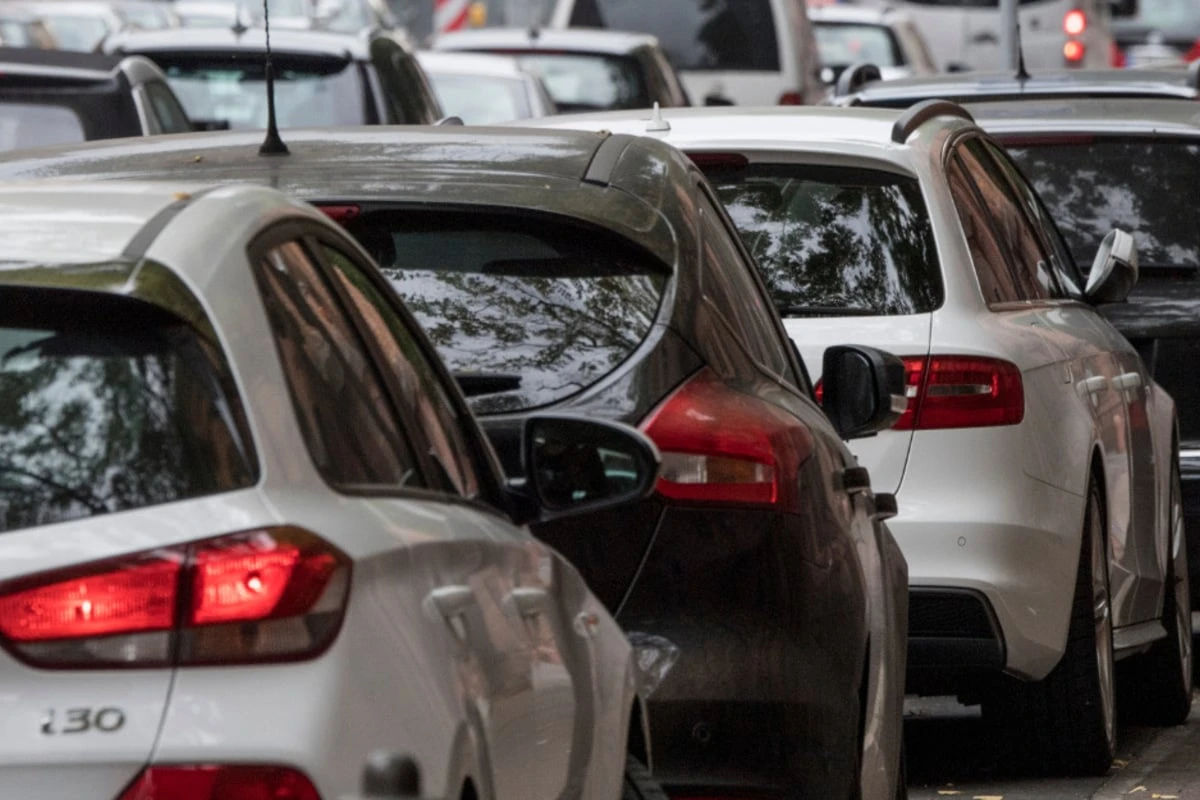 Überall Autos! So viele Fahrzeuge sind pro 1000 Menschen in NRW unterwegs