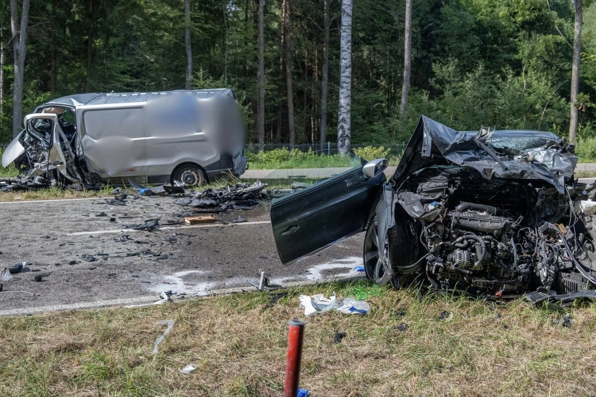 Audi TT und Transporter zerfetzt: Drei Menschen sterben bei Horror-Unfall