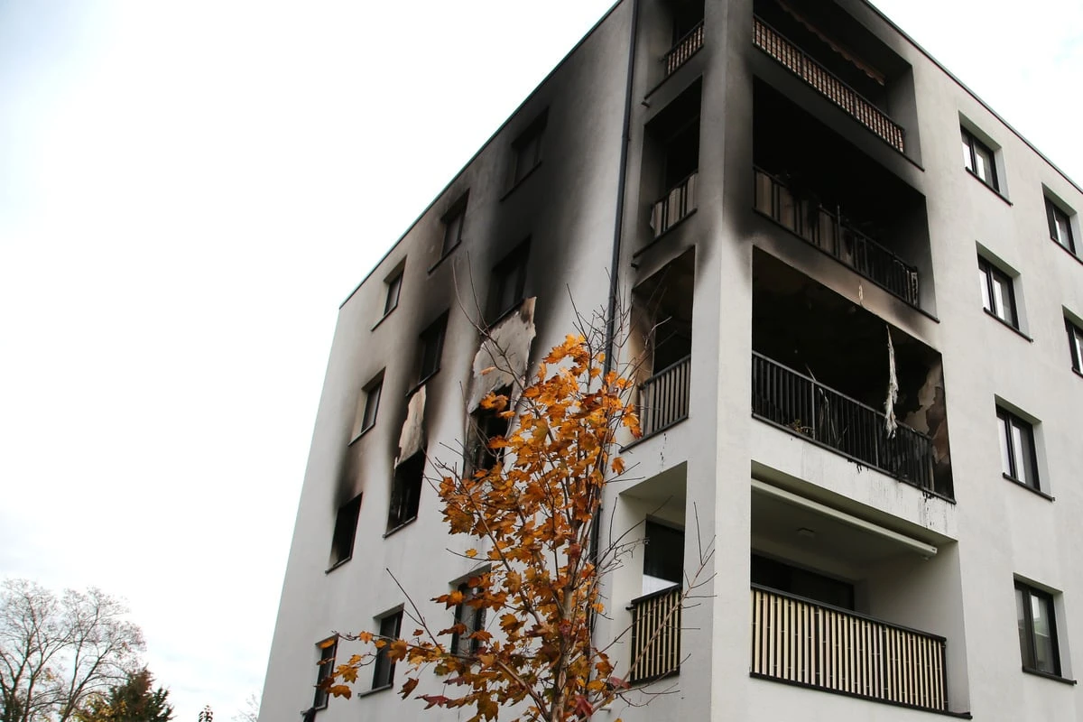 Tragisches Unglück? Eine Person stirbt nach Brand in Mehrfamilienhaus