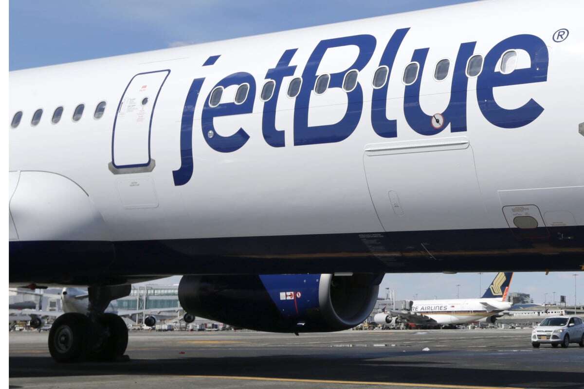 Flugverspätung endet im Chaos: Passagiere schlafen auf Feldbetten vor dem Terminal!